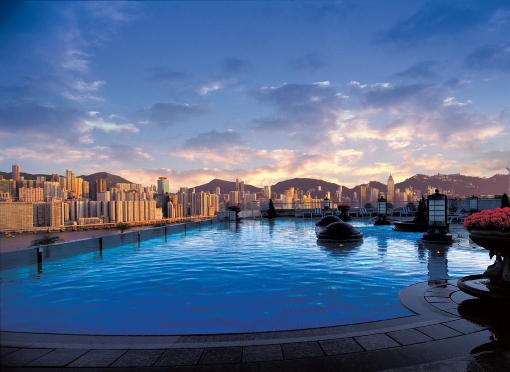Harbour Grand Kowloon Hotel Hong Kong Ngoại thất bức ảnh View of the pool at The Peak