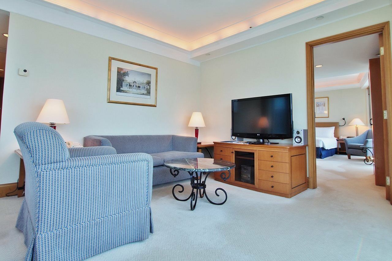 Harbour Grand Kowloon Hotel Hong Kong Ngoại thất bức ảnh A suite at the InterContinental